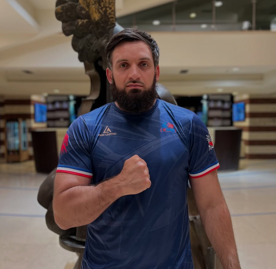 Akhmed Armusier, champion de France de bras de fer et cr&eacute;ateur de la cha&icirc;ne YouTube Bras de Fer Sportif